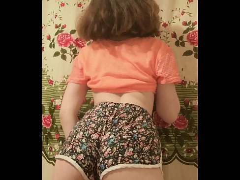 ❤️ Dhallaan yar oo sexy ah oo iska siibaysa surwaalka gaaban ee kamarada ❌ Galmada dabada ❌️❤